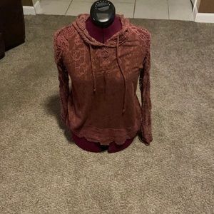 Women’s   Blue buckle brand rust lace hooded pull over long sleeve shirt